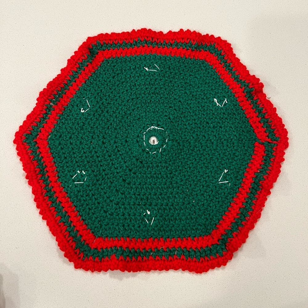 Vintage Christmas Crocheted Doily Table Topper Red Green White Flowers Retro - Picture 3 of 6